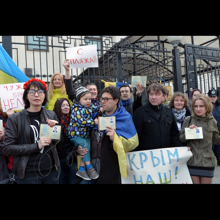 Київ. Біля Посольства РФ у Києві кримчани, які проживають у Києві, провели пікет “Не віддамо НАШ Крим Росії”  з вимогою скасувати референдум в Криму та вивести з Криму російські війська.  